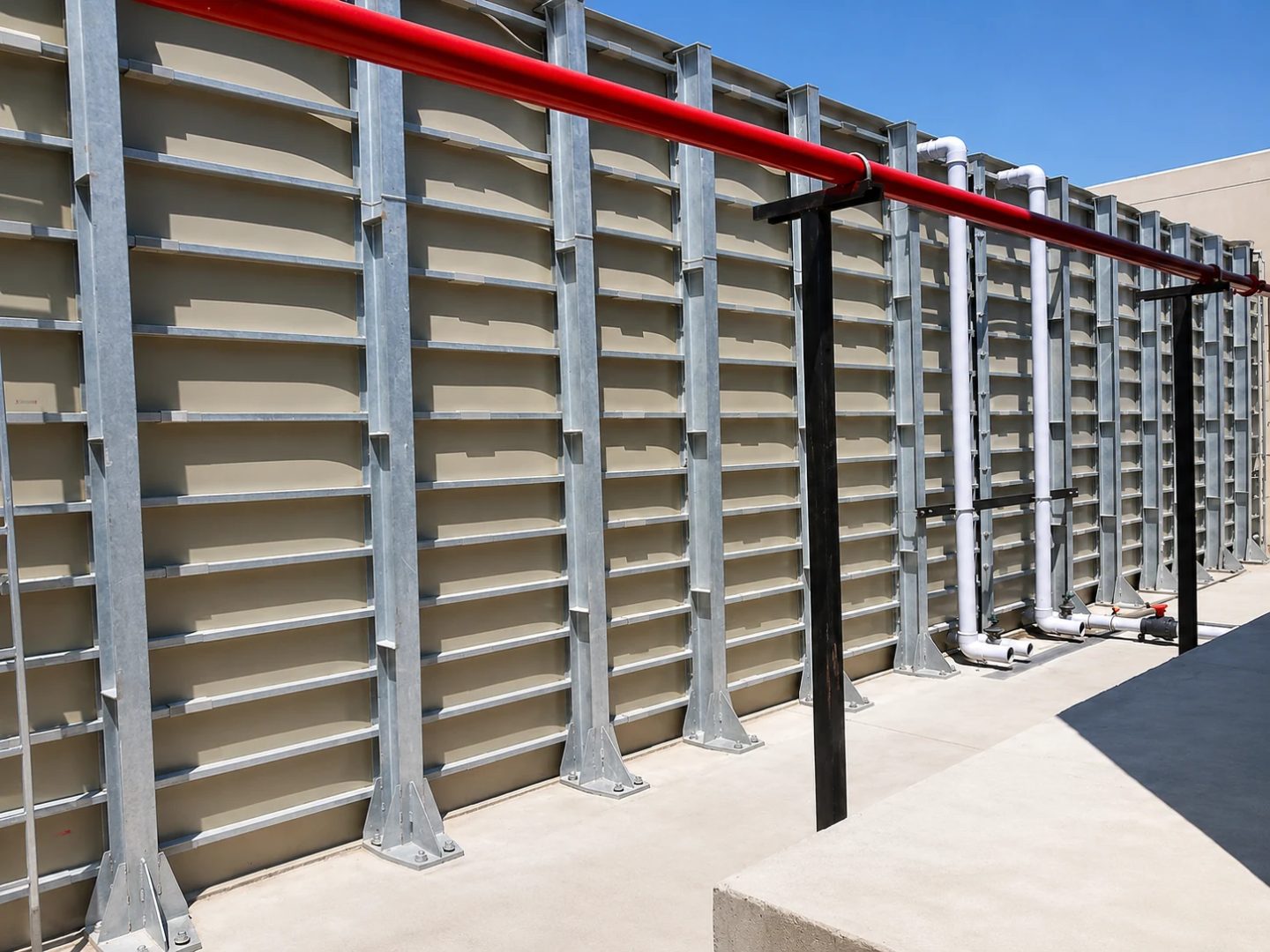 Reservatório modular TRITECH em estrutura metálica galvanizada a fogo, instalado em obra